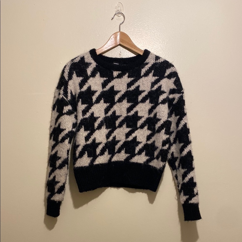 Express Black and White Crew Neck Houndstooth Sweater. Size XS